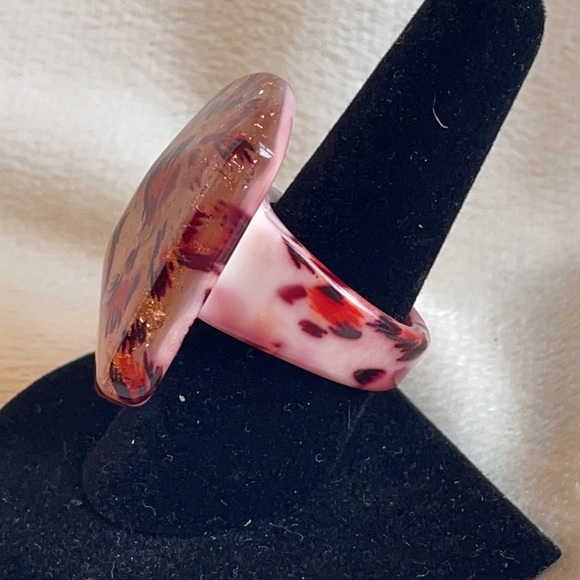 Vintage Lucite pink leopard ring sz9 - Picture 2 of 12